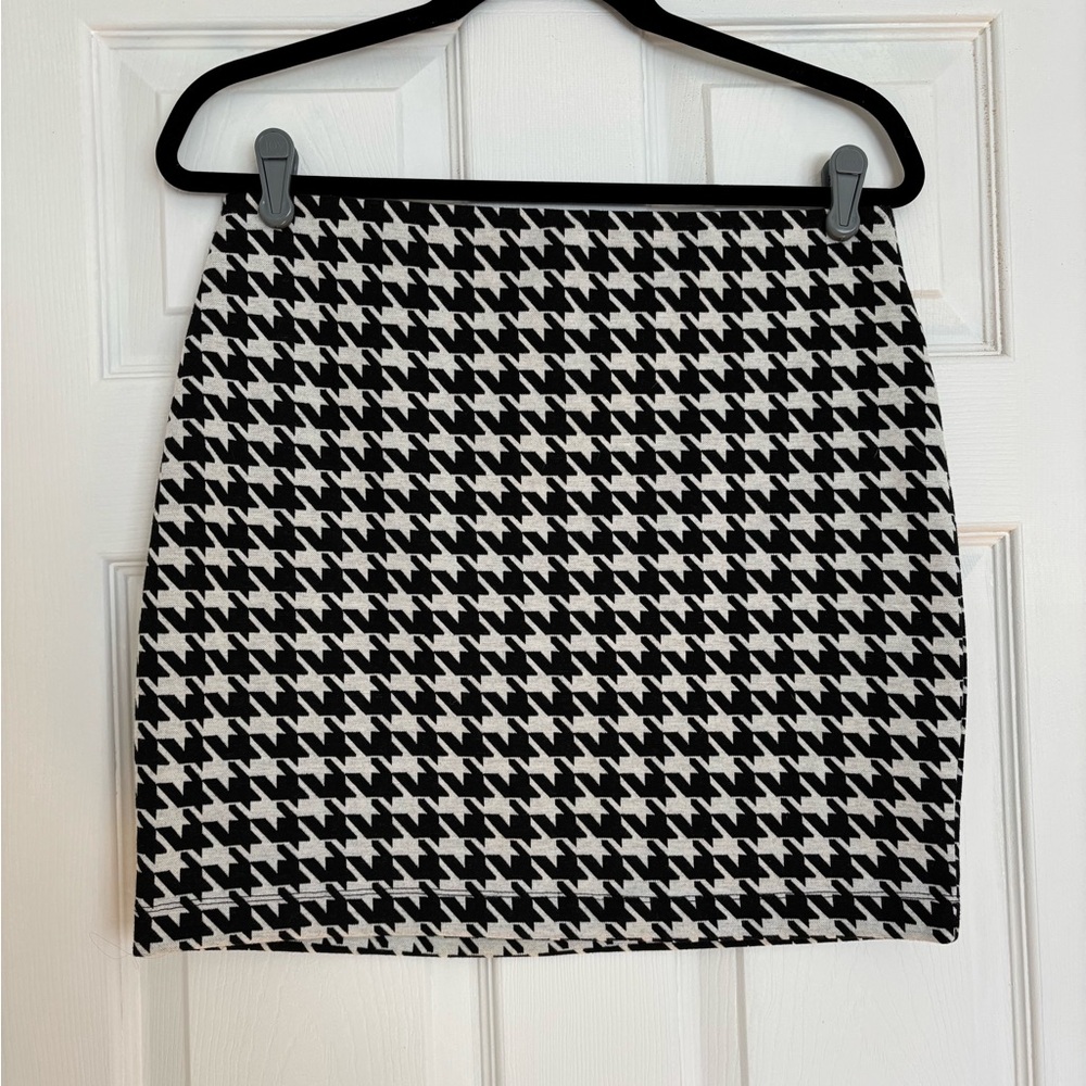 Black and White Houndstooth Skirt